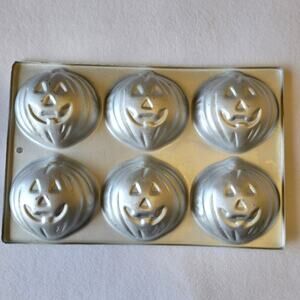 Vintage 1983 Wilton Pumpkin Cake / Jello Mold / Halloween Cake Pan